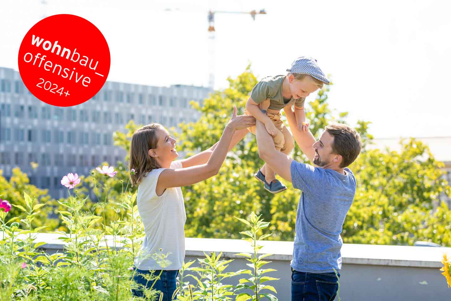 Imagebild Wohnbauoffensive 2024+ Jungfamilie auf Dachterrasse