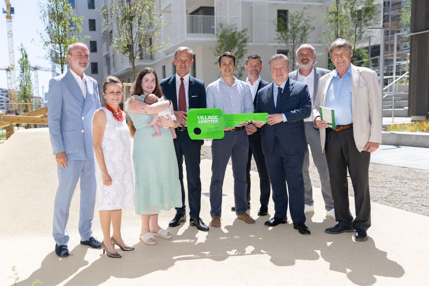 Gruppenfoto mit symbolischer Schlüsselübergabe