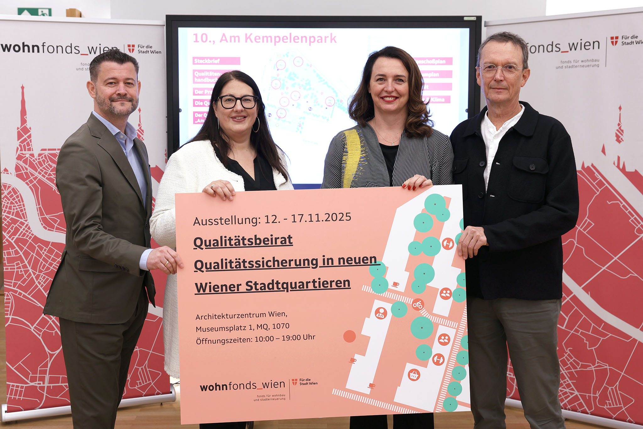 © Stadt Wien/Martin Votava Gruppenfoto vor Ausstellungs-Bildschirm