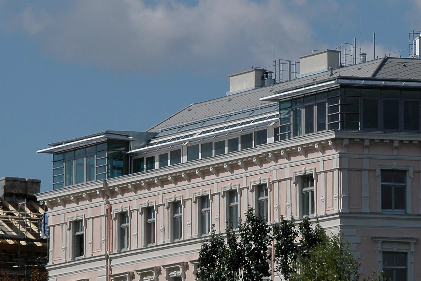 Detailansicht einer sanierten Gründerzeitfassade