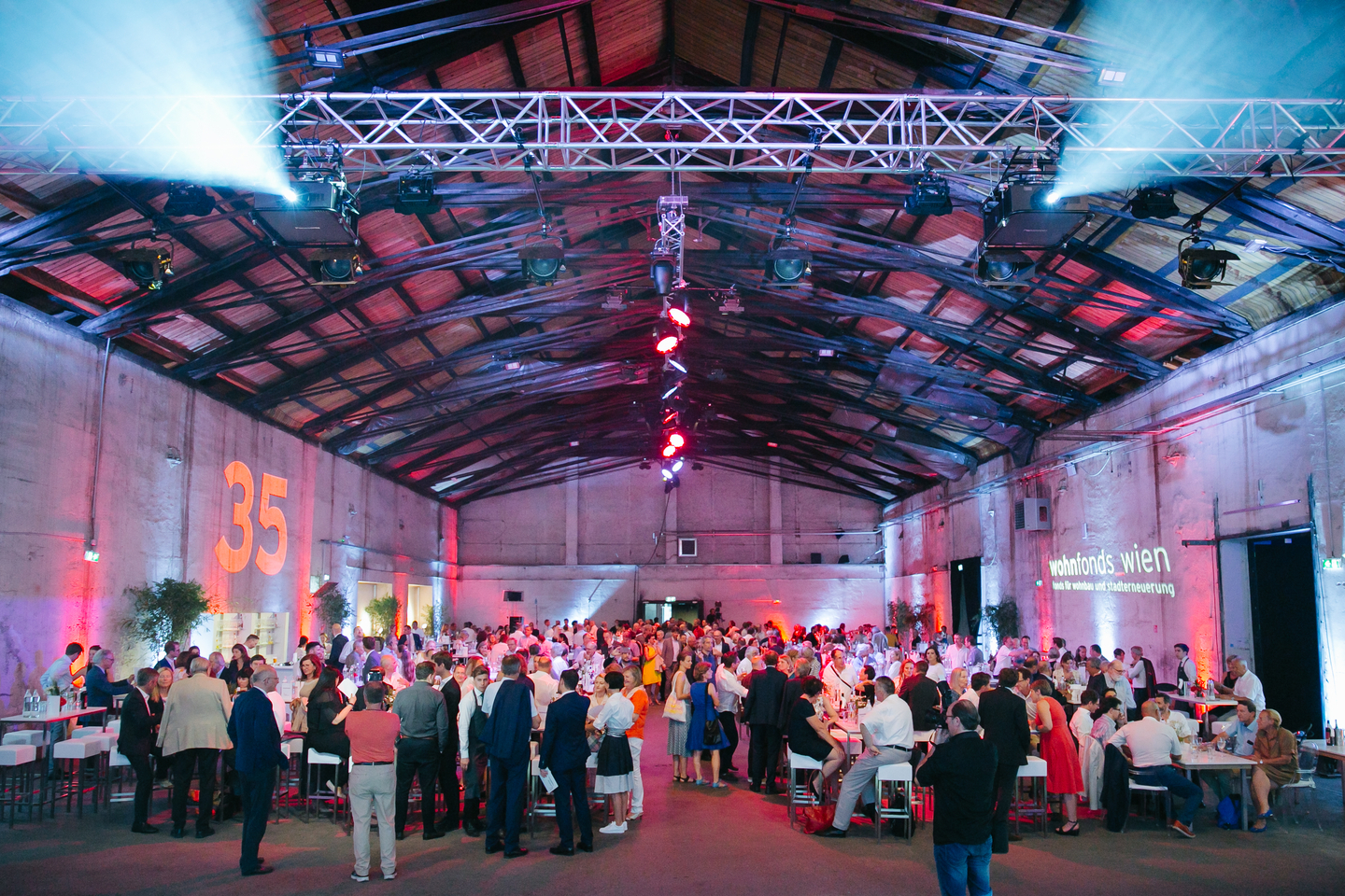 feiernde Menschen in der Gösserhalle in Wien Favoriten